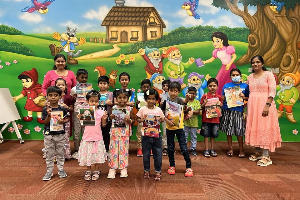 கதை சொல்லல் அமர்வைத் தொடர்ந்து தங்களுக்கு விருப்பமான கதை புத்தகங்களை இரவல் பெற்றுச் செல்லவும் மாணவர்கள் ஊக்குவிக்கப்படுகிறார்கள். தங்களுக்கு விருப்பமான நூல்களுடன் அமர்வில் பங்கேற்ற மாணவர்கள், கதைசொல்லிகள். இடம்: கேலாங் ஈஸ்ட் வட்டார நூலகம்.