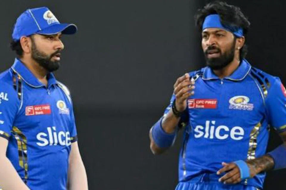 கடந்த ஆண்டு ஐபிஎல் தொடரில் மும்பை அணி கடைசி இடமான பத்தாவது இடத்தில் முடித்து ஏமாற்றம் அளித்தது. அணித்தலைவர் ஹர்திக் பாண்டியாவுடன் ரோகித் சர்மா.