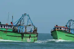 கைது செய்யப்பட்ட மீனவர்கள் விசாரணைக்காக காங்கேசன் கடற்படை முகாமுக்கு அழைத்துச் செல்லப்பட்டனர்.