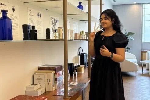 உளவியலையும் தரவுகளையும் கொண்டு வாசனைத் திரவியத் துறையின் எதிர்காலத்தை வடிவமைக்கும் இளம் சிங்கப்பூரர்