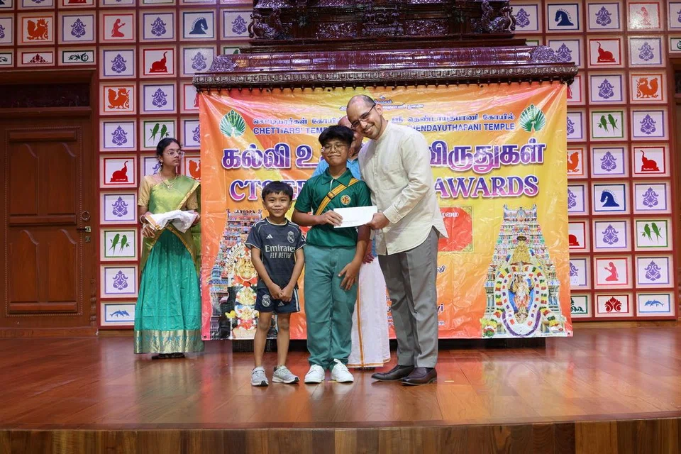செட்டியார்கள் கோயில் குழுமத்தின் கல்வி உதவி நிதி விருதுகள் விழாவில் 287 மாணவர்களுக்கு விருதுகளை வழங்கிச் சிறப்பித்தார் கல்வி மற்றும் தேசிய வளர்ச்சி அமைச்சின் மூத்த நாடாளுமன்றச் செயலாளர் சையது ஹருன் அல்ஹப்ஷி. 