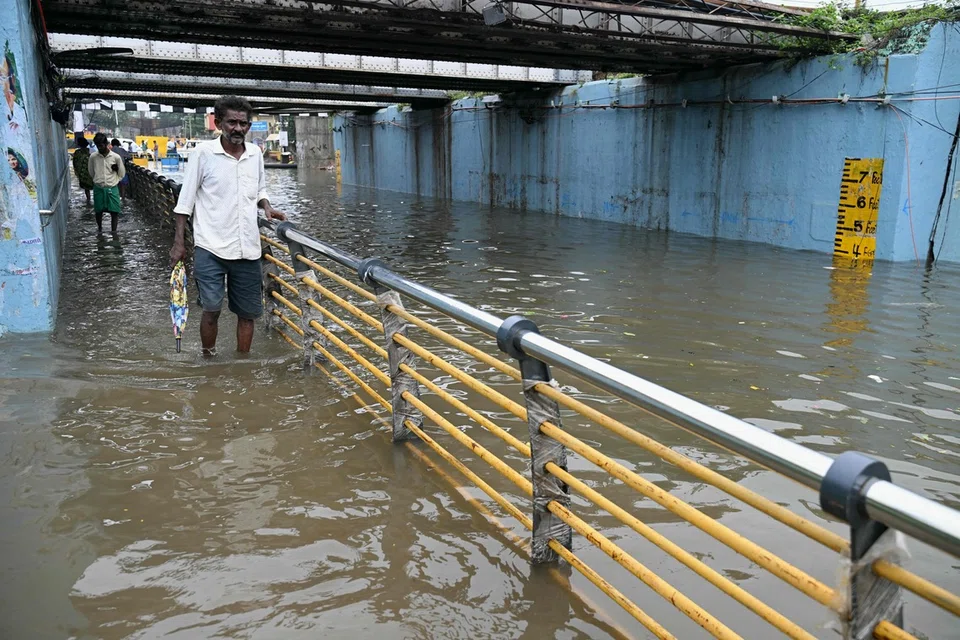 சென்னையில் பெய்த கனமழையால் தாழ்வான பகுதிகளில் உள்ள சுரங்கப்பாதைகளிலும் சாலைகளிலும் தண்ணீர் தேங்கியுள்ளது. இதனால், மக்கள் பெரும் அவதிக்குள்ளாகியுள்ளனர்.