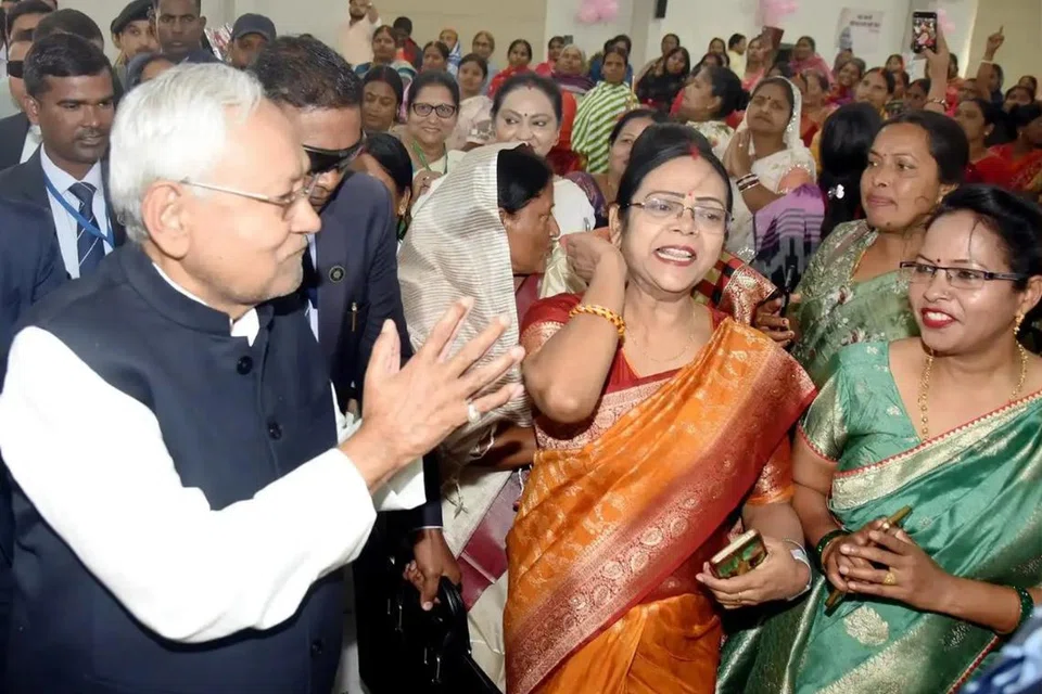  ‘முதலமைச்சர் மகளிர் வேலைவாய்ப்புத் திட்டத்தின் கீழ் ஒவ்வொரு குடும்பத்திலிருந்தும் ஒரு பெண்ணுக்குச் சுயதொழில் தொடங்க முதல் தவணையாக ரூ.10,000 வழங்கப்படும்