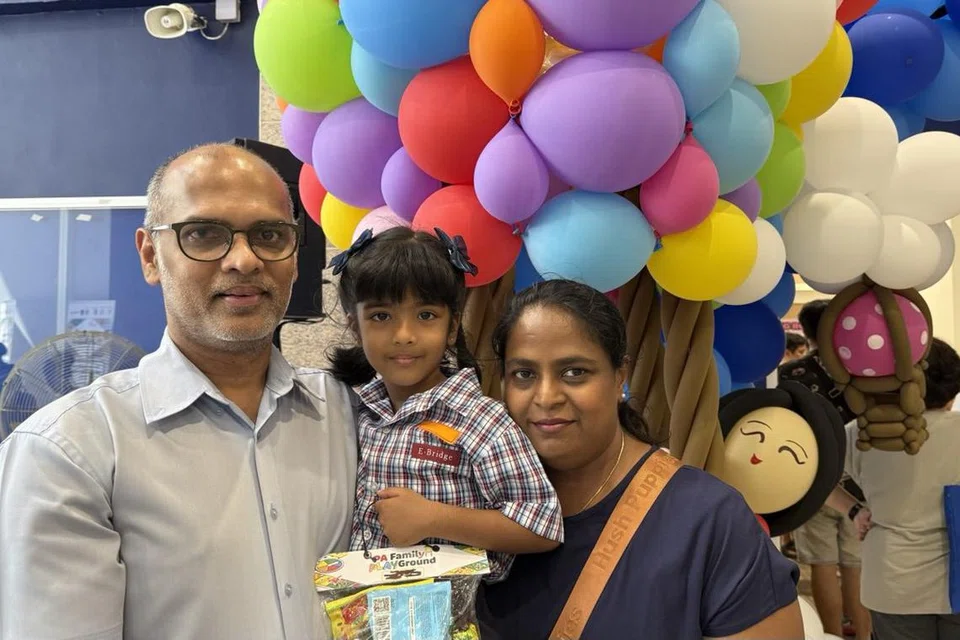 மகள் ஜோவெனாவுடன் மகேஸ்வரி - ஆல்ஃபிரெட் இணையர்.