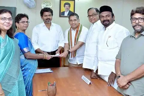தமிழக வெற்றிக் கழகத்தின் ஆதரவில் மாநிலங்களவை இடைத் தேர்தலில் காங்கிரசின் பிரவின் சக்ரவர்த்தி, தமிழக முதல்வர் விஜய் முன்னிலையில், சட்டப்பேரவை செயலர் சாந்தியிடம் வேட்பு மனு தாக்கல் செய்தார்.