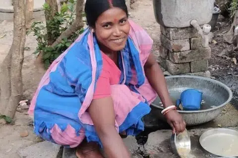 அரசியலில் நுழையுமுன் மாதம் ரூ.2,500 சம்பளத்தில் வீட்டு வேலைகளைச் செய்துவந்த கலிதா மாஹ்ஜி.