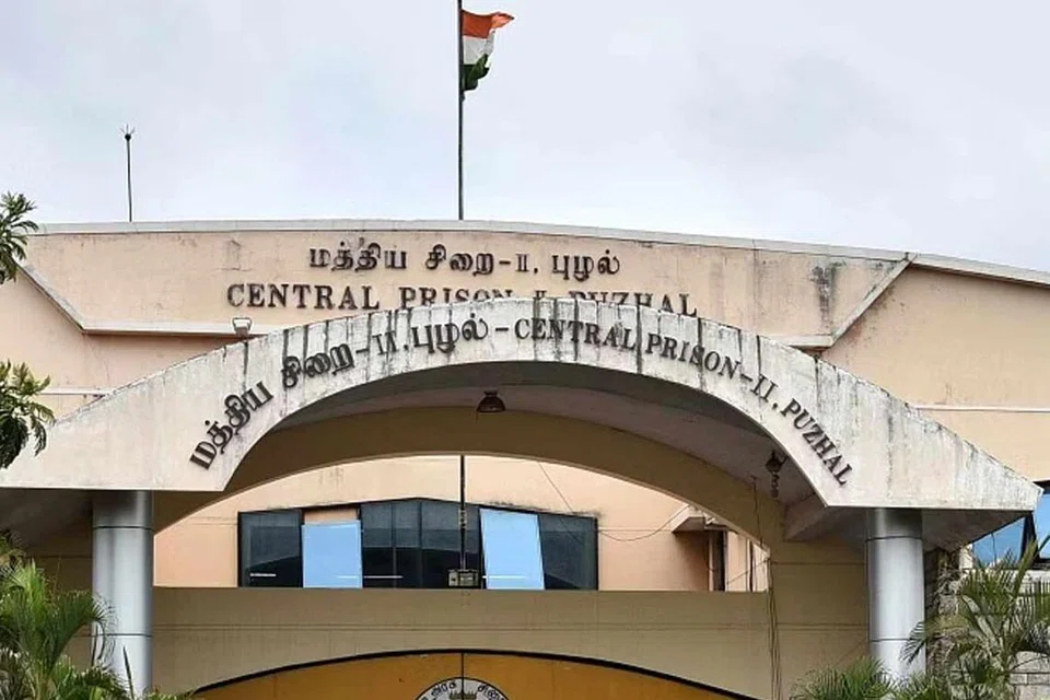 சென்னை புழல் சிறைச்சாலையில் அண்மையில் நடத்தப்பட்ட அதிரடிச் சோதனையின்போது, கைதிகள் இருவர் அடைக்கப்பட்டுள்ள ஓர் அறையிலிருந்து கைப்பேசி ஒன்று கண்டெடுக்கப்பட்டதாகத் தெரிவிக்கப்பட்டது.