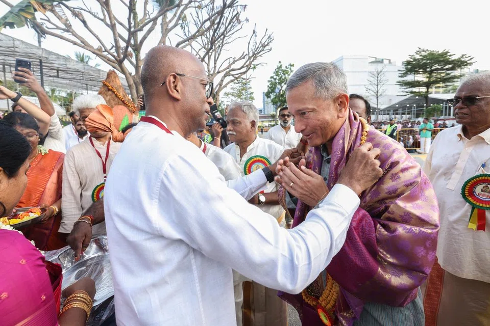 தலைமை விருந்தினரான வெளியுறவு அமைச்சர் டாக்டர் விவியன் பாலகிருஷ்ணனுக்கு மாலை அணிவித்து, ஆரத்தி எடுத்து வரவேற்பளிக்கப்பட்டது.
