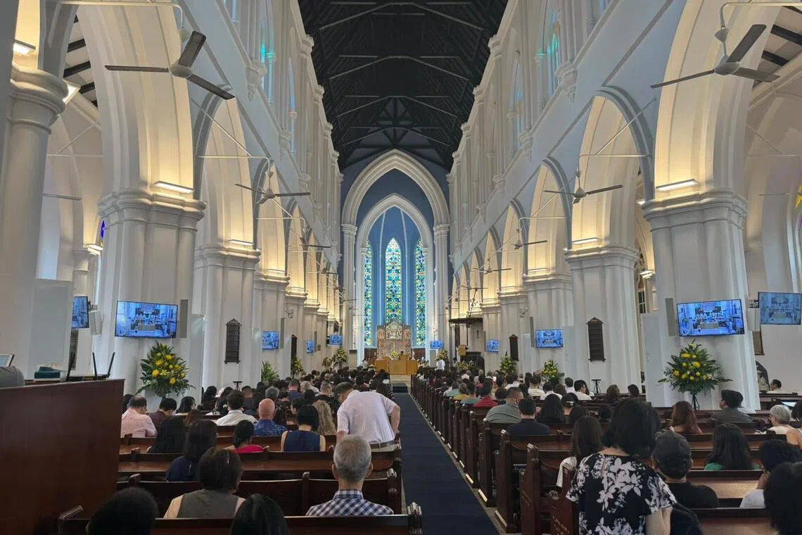 செயின்ட் ஆண்ட்ரூஸ் தேவாலயத்தில் பாரம்பரியத்தோடு கூடிய கிறிஸ்துமஸ் வழிபாடு