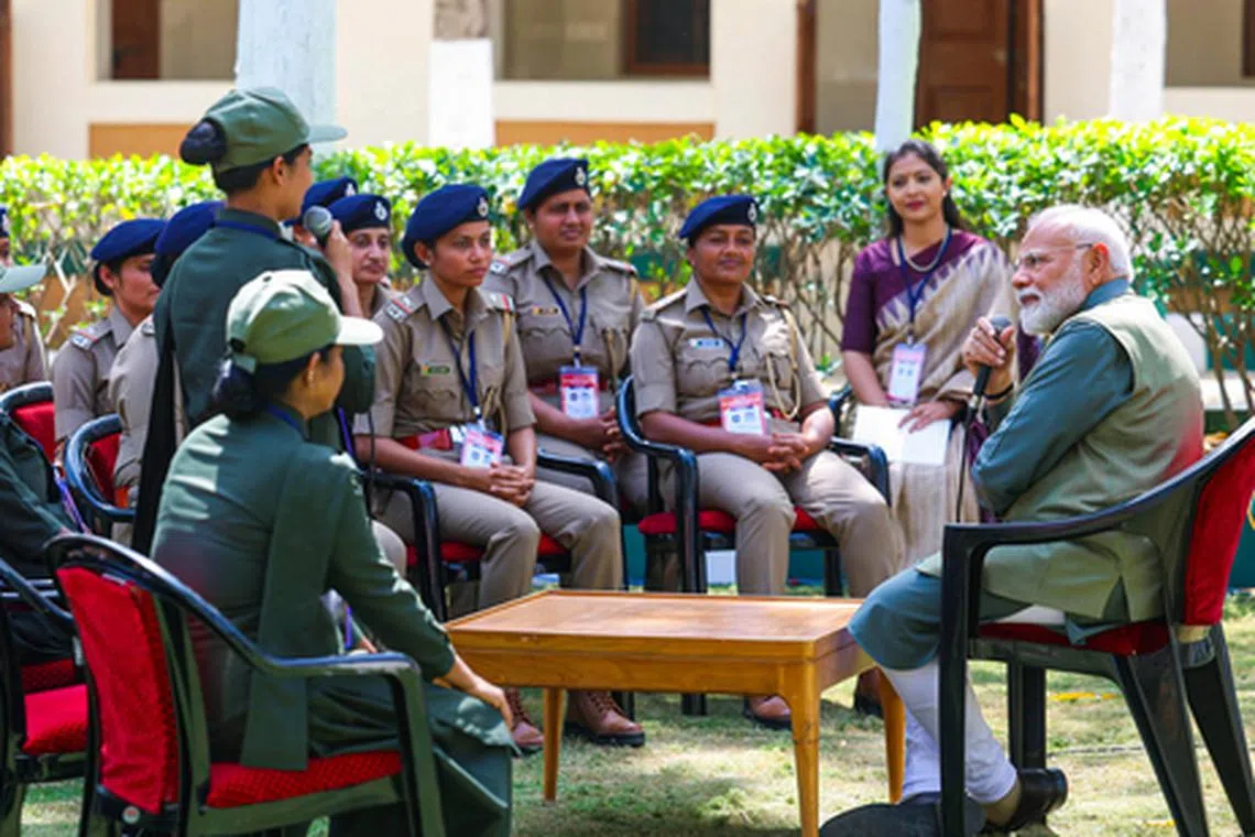 மகளிர் தினத்தன்று பிரதமரின் பாதுகாப்பிற்குப் பொறுப்பேற்கும் 2,300 பெண் காவல் அதிகாரிகள்