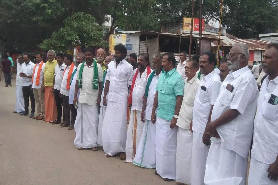 கேரள மாநில எல்லையான லோயர் கேம்ப்பில் பெரியாறு-வைகை பாசன விவசாயச் சங்கத்தினர் சார்பில் முற்றுகை போராட்டம் நடைபெற்றது.