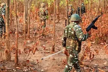பண்டித்ரி வனப்பகுதியில் பாதுகாப்புப் படையினர்.