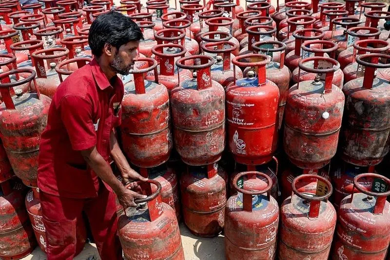 இந்தியா முழுவதும் வணிகப் பயன்பாட்டுக்கான எரிவாயு கலன் விநியோகம் தொடங்கியது