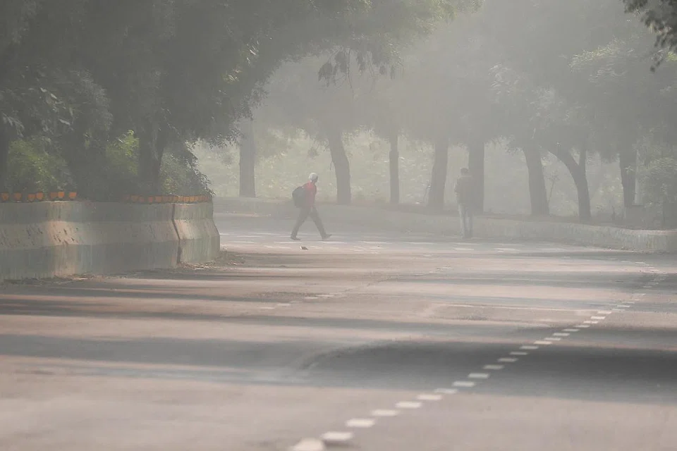டெல்லியின் காற்றுத் தரக்குறியீடு செவ்வாய்க்கிழமை காலை 7 மணியளவில் 492 என்ற அபாயநிலையில் பதிவானபோது எடுக்கப்பட்ட படம்.