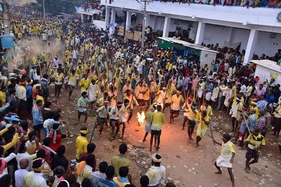 ஆந்திரப் பிரதேச மாநிலம் ஹோலகுண்டா மண்டலத்தில் அமைந்துள்ள வரலாற்றுச் சிறப்புமிக்க ஸ்ரீ மலை மல்லேஸ்வர சுவாமி திருக்கோயிலில்  ஆண்டுதோறும் நடைபெறும் தடியடி திருவிழாவில், கர்நூல் மற்றும் அதனைச் சுற்றியுள்ள கிராமங்களைச் சேர்ந்த ஆயிரக்கணக்கான பக்தர்கள் கலந்துகொள்வது வழமை.