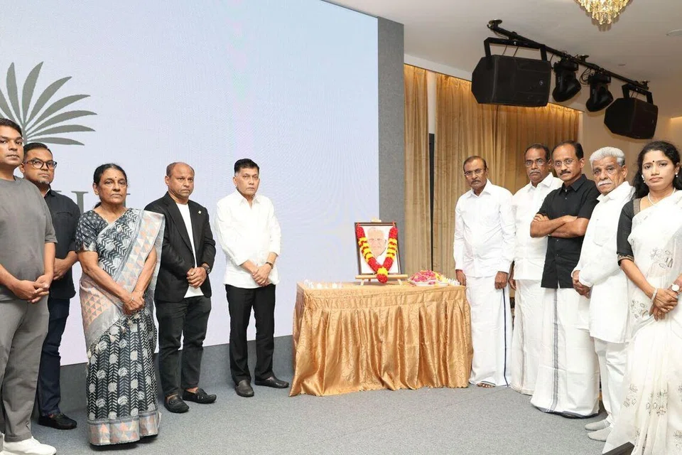 மா.அன்பழகன் நினைவேந்தல் நிகழ்ச்சியில் அவருக்குப் புகழ்மாலைகளும் சூட்டப்பட்டன. 