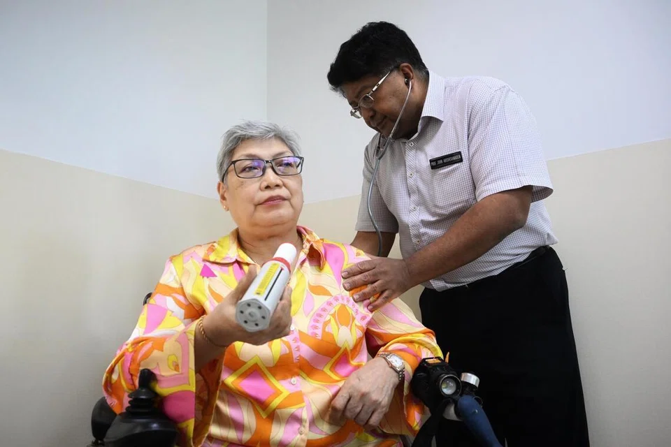 என்எச்ஜி சுகாதாரக் குழுமத்தின் சுகாதார சேவை, விளைவு ஆய்வுப் பிரிவின் தலைவர் ஜான் அபிஷேகநாதன், ஆஸ்துமா பிரச்சினையுள்ள  திருவாட்டி மெர்லி ஹாங்கைப் பரிசோதிக்கிறார். இவர் டான் டோக் செங் மருத்துவமனையில் 2016 முதல் சிகிச்சை பெற்று வருகிறார்.