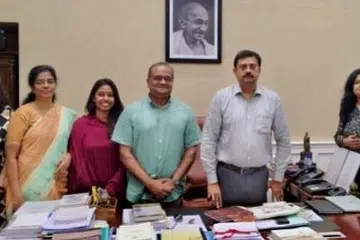 தமிழக அரசின் அலுவலகத்தில் தேசிய நூலகக் குழுவி​னரைச் சந்தித்த இந்திய ஆட்சிப்பணி அலுவலரும் தமிழ்நாட்டு நிதித்துறைச் செயலருமான திரு உதயச்சந்திரன். இடமிருந்து இரண்டாவதாக இருப்பவர் முனைவர் அ வெண்ணிலா.