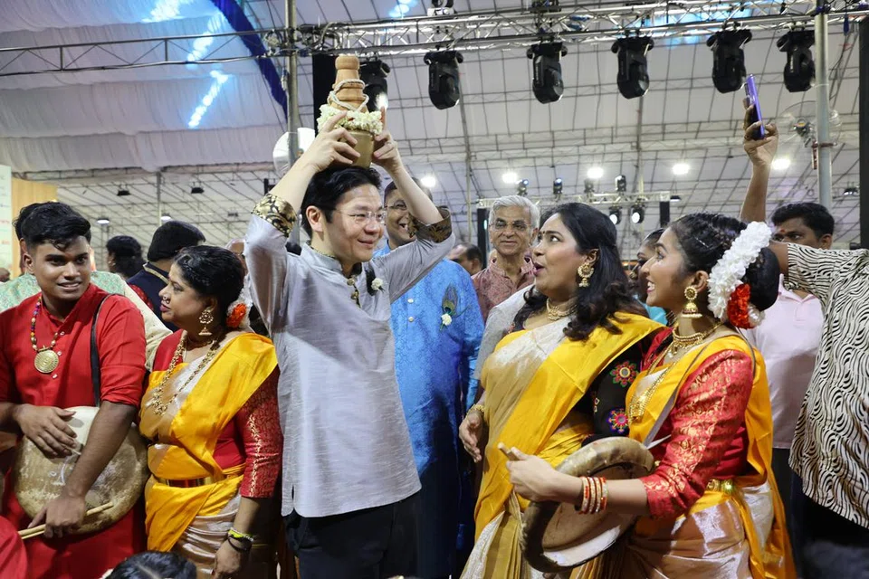 தீபாவளி ஒளியூட்டு நிகழ்வில் பங்கேற்ற துணைப் பிரதமர் லாரன்ஸ் வோங், ஏகேடி குழுவினருடன் கரகம் ஆடிப் பார்த்து மகிழ்ந்தார். 