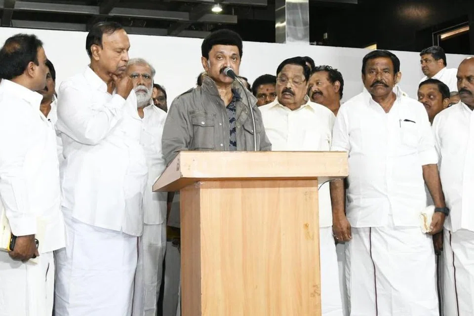 முதல்வர் மு.க.ஸ்டாலினை தமிழக அமைச்சர்கள், அரசு உயர் அதிகாரிகள் உள்ளிட்டோர் வழியனுப்பி வைத்தனர்.