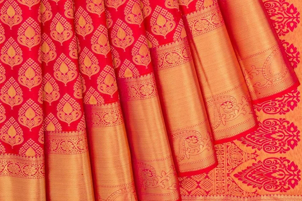 தங்கம், வெள்ளி விலை உயர்வால் காஞ்சிப் பட்டுச் சேலைகள் விலையும் அதிரடியாக உயர்ந்துள்ளது. 