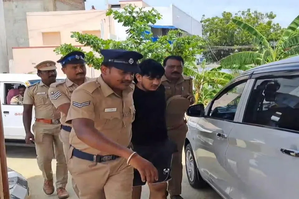 கைதான கொள்ளையர்களுள் ஒருவனை காவலர்கள் அழைத்துச் செல்கின்றனர். 