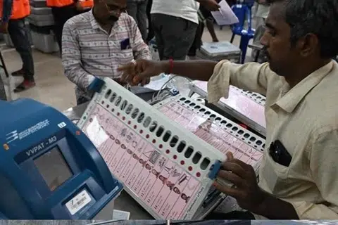 வாக்கு எண்ணும் பணியில் ஈடுபட்டுள்ள தேர்தல் அலுவலர்கள் உள்ளிட்டோர் முகத்தில் எந்தவிதமான உணர்ச்சிகளையும் வெளிப்படுத்தக் கூடாது என்று கோவை மாநகராட்சி ஆணையர் சிவகுரு பிரபாகரன் அறிவுறுத்தி உள்ளார்.
