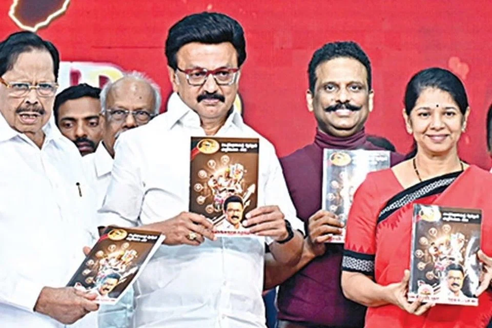 சென்னையில் திமுக தேர்தல் அறிக்கையை முதல்வர் ஸ்டாலின் வெளியிட்டார். உடன் அமைச்சர் துரைமுருகன், கனிமொழி எம்.பி. உள்ளிட்டோர். 