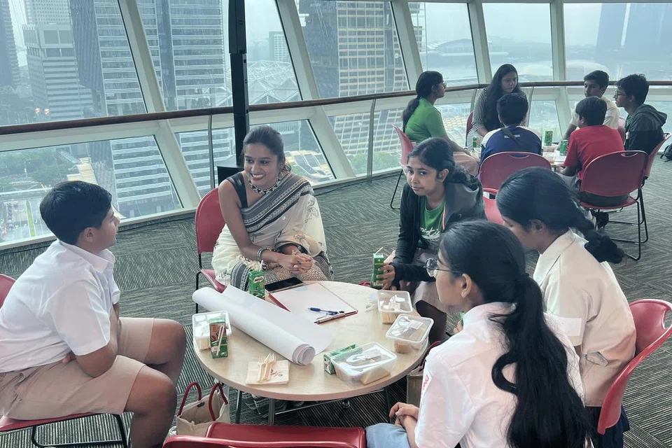 ஆழ்ந்த கருத்தாடலுக்கு மாணவர்கள் குழுக்‌களாக பிரிக்கப்பட்டனர்.