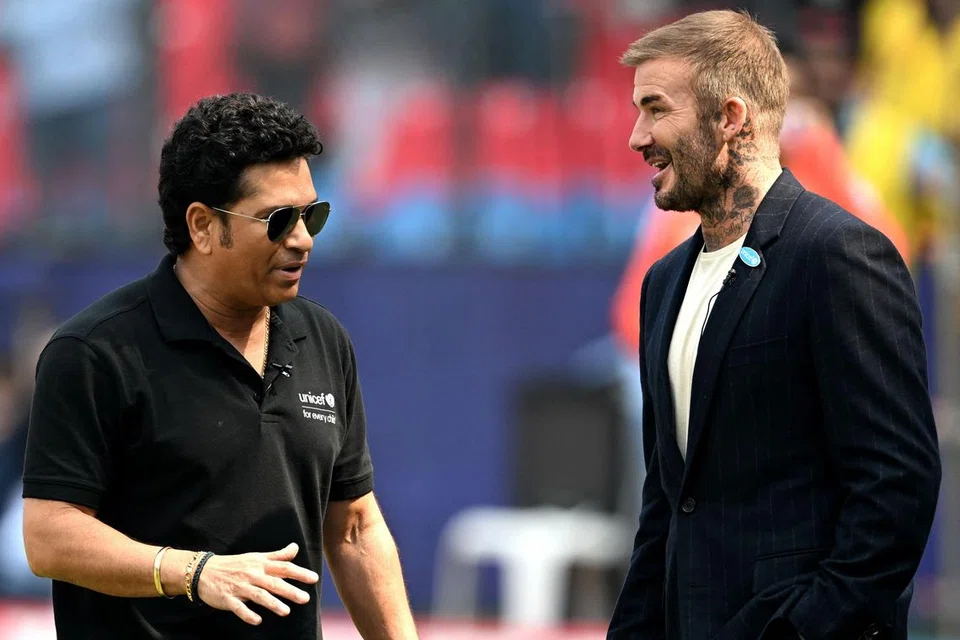 இந்தியாவும் நியூசிலாந்தும் மோதிய உலகக் கிண்ண அரையிறுதியாட்டம் நடைபெறுவதற்கு முன்பு திடலுக்கு வந்த டேவிட் பெக்கம் (வலது), சச்சின் டெண்டுல்கர்.