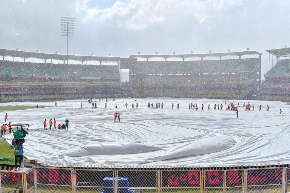 கெளஹாத்தியில் இங்கிலாந்து, இந்தியா இடையே நடக்கவிருந்த பயிற்சி ஆட்டம் மழை காரணமாக ரத்து செய்யப்பட்டது.