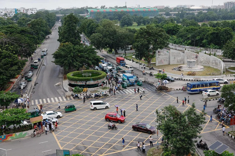 டாக்காவில் உள்ள சாலைச் சந்திப்பு ஒன்றில் புதன்கிழமை காலை குறைவாகக் காணப்பட்ட வாகனங்கள்.