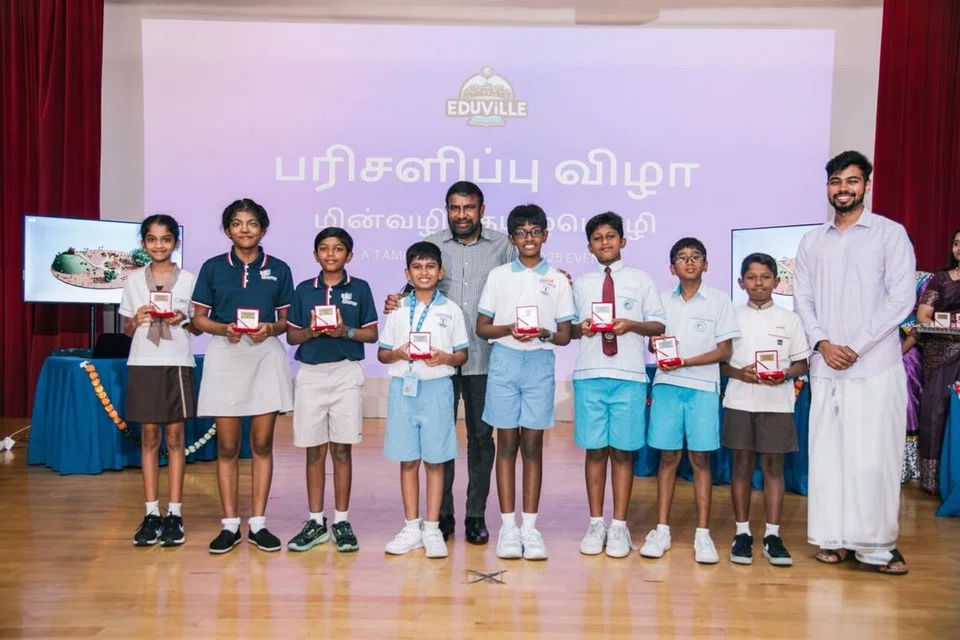 வெற்றி பெற்ற தொடக்கப்பள்ளி பிரிவு மாணவர்கள். 