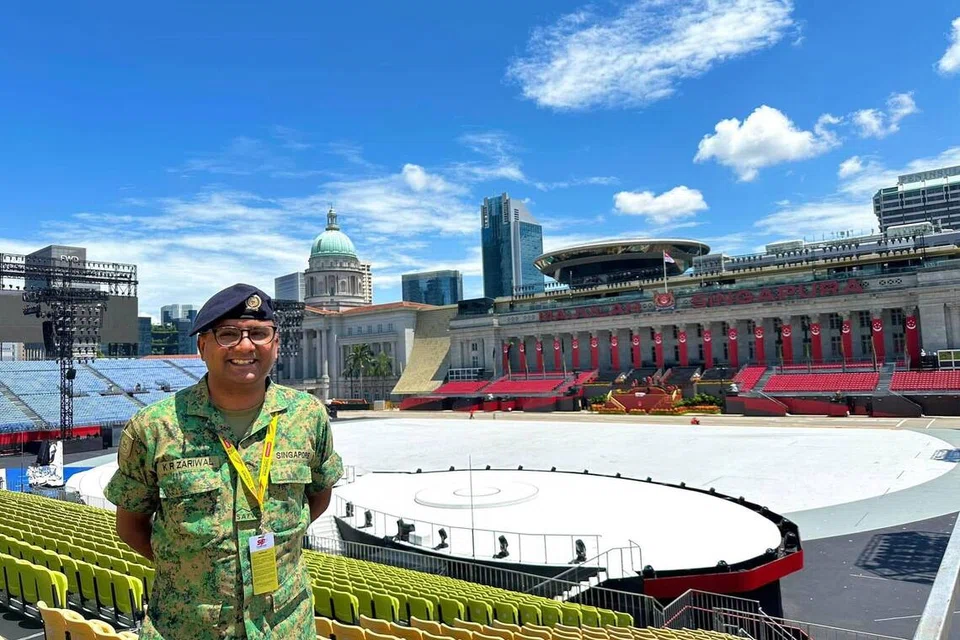 தேசிய தின அணிவகுப்புத் தயாரிப்புகளின்போது, பாடாங்கில் பணியில் இருக்கும் சிங்கப்பூர் ஆயுதப்படைத் தொண்டூழியர் படையின் (SAFVC) துணைப் பாதுகாப்புப் படை வீரரான எஸ்வி2 குமார் ரோஹித் ஜரிவால், 40.