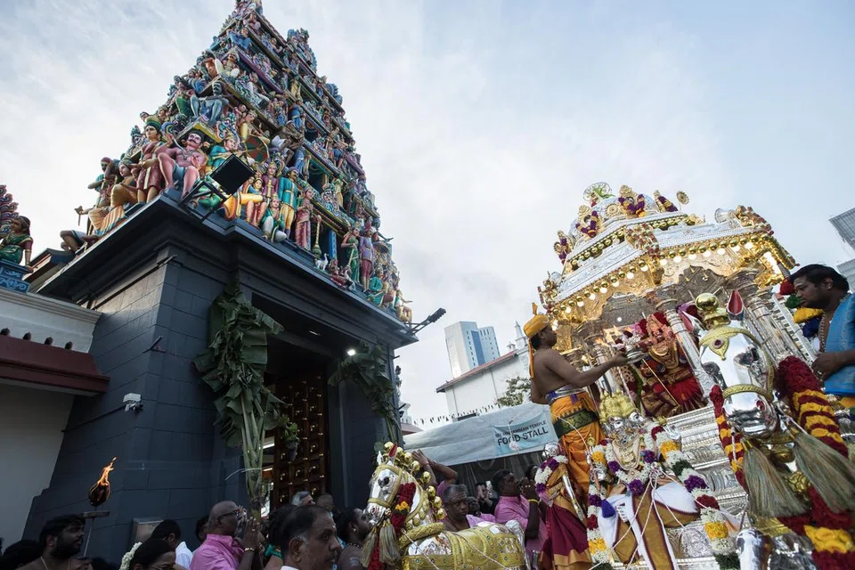 சவுத் பிரிட்ஜ் கோயிலில் இருந்து புறப்பட்ட வெள்ளி ரதம்.