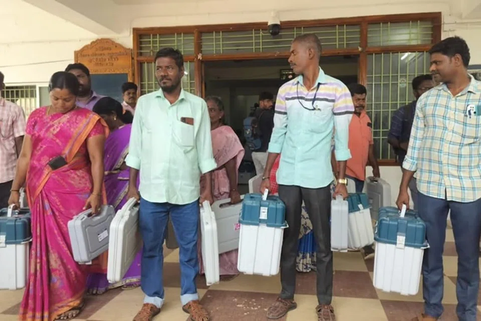 வாக்குப்பதிவு மையங்களுக்கு அனுப்பப்பட்ட மின்னணு வாக்குப்பதிவு இயந்திரங்கள்.