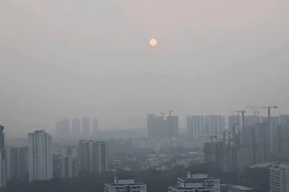 அக்டோபர் 5ஆம் தேதி காலை 7.10 மணியளவில் கிளமெண்டியில் காணப்பட்ட புகைமூட்டம்.