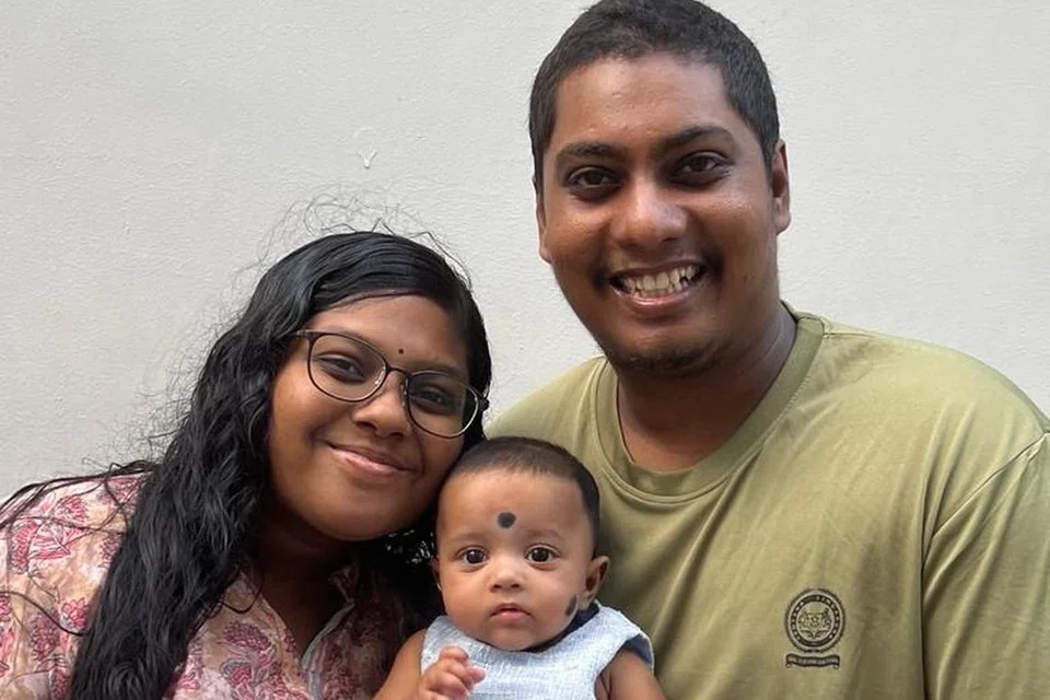மனைவி சுலக்‌ஷா புகழேந்தி, மகள் துகிரா சுலக்‌ஷங்கர் ஆகியோருடன் ஷங்கர் பன்னீர்செல்வம்.