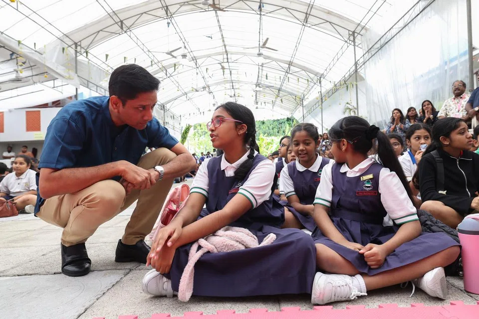 தமிழ்த் திருவிழாவில் பங்கேற்ற மாணவர்களுடன் திரு தினே‌ஷ் கலந்துரையாடினார்.