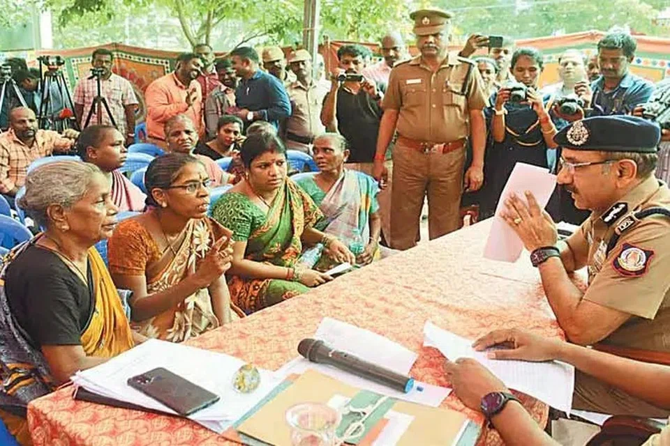 பொதுமக்களிடம் குறைகளைக்  கேட்ட ஆணையர்.