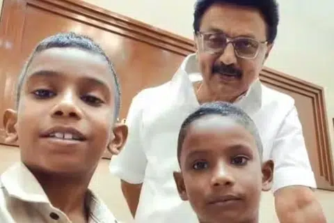 சிறுவர்களுடன் ஸ்டாலின்.