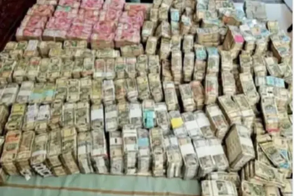 வாக்காளர்களுக்கு பணம், அன்பளிப்புகள் கொடுக்கப்படுவதை தடுக்க, தேர்தல் ஆணையம் மேற்கொண்டு வரும் கடுமையான அதிரடி நடவடிக்கைகளால் பல கோடி ரூபாய் பணம் பறிமுதல் செய்யப்பட்டுள்ளது.