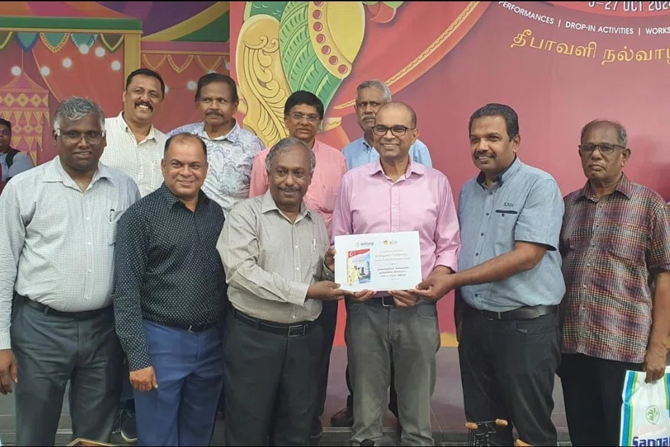 மூத்த துணை அமைச்சர் டாக்டர் ஜனில் புதுச்சேரி முன்னிலையில் சிண்டாவின் தலைமை நிர்வாக அதிகாரி இரா அன்பரசுவிடம் நூலாசிரியர் எம். இலியாஸ் நன்கொடை வழங்கினார். 