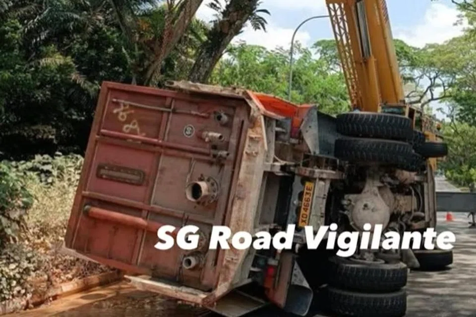 வலப்புறமாகத் திரும்பும்போது இடப்புறமாகக் கவிழ்ந்து விபத்துக்குள்ளான லாரி. 
