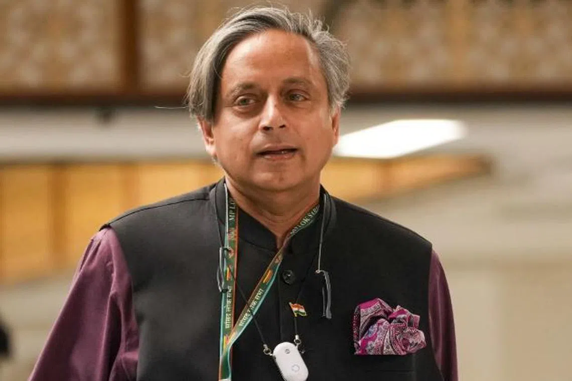 மோடியைப் பாராட்டிய தரூர்: காங்கிரசுக்கு நெருடல்