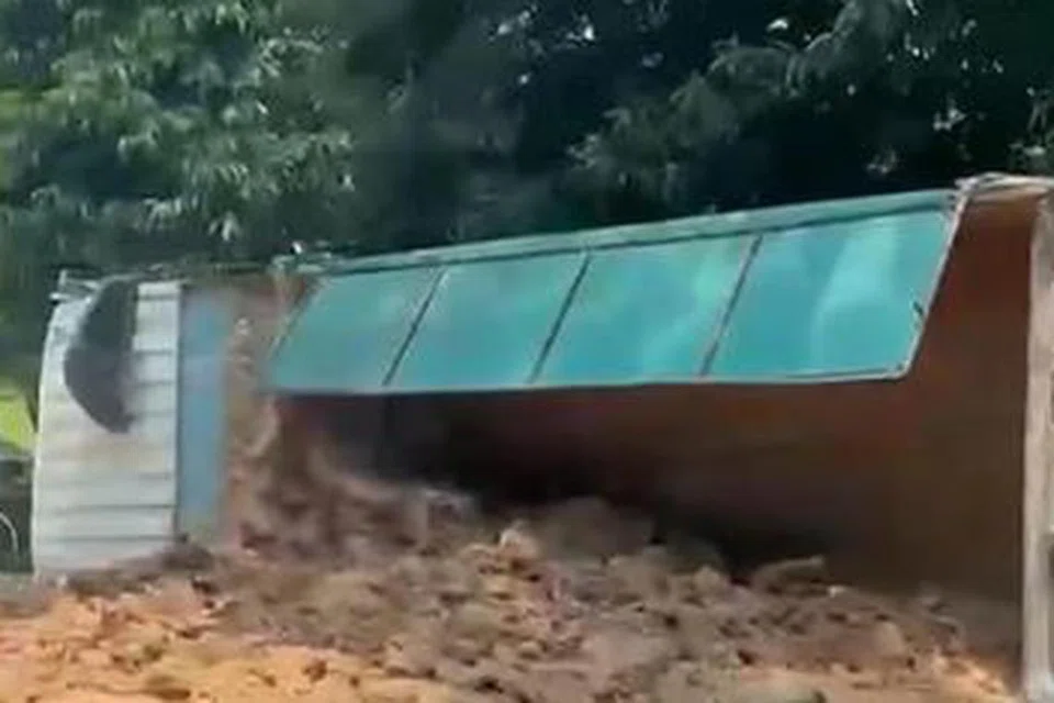 ஓட்டுநருக்குச் சிறு காயங்கள் ஏற்பட்டபோதும் அவர் மருத்துவமனைக்குச் செல்ல மறுத்துவிட்டார்.