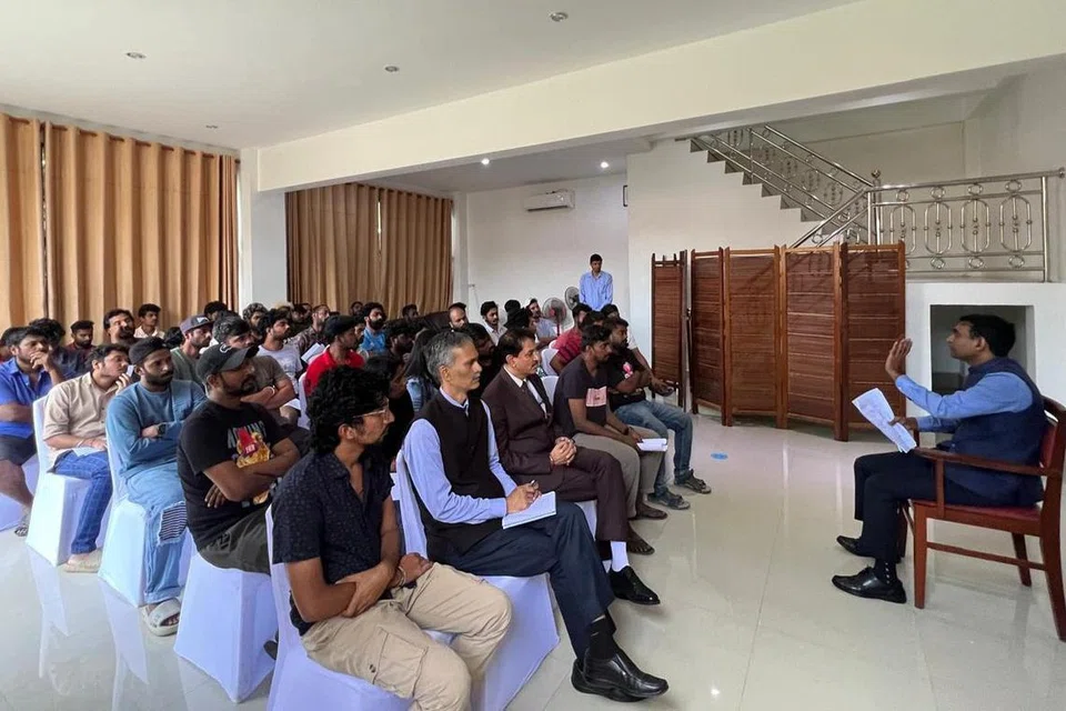 மீட்கப்பட்ட இந்தியர்களுடன் கலந்துரையாடிய லாவோசிற்கான இந்தியத் தூதர் பிரசாந்த் அகர்வால்.