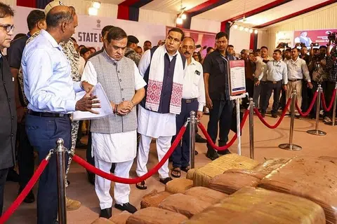 அசாமில் போதைப்பொருள் ஒழிப்பு நடவடிக்கையின் தொடக்க நிகழ்ச்சியில் அசாம் முதல்​வர் ஹிமந்த விஸ்வசர்மா கலந்துகொண்டார். அடுத்த பத்து நாள்களுக்கு போதைப்பொருள் அழிப்புப் பணி தொடரும் என்று கூறப்பட்டது.