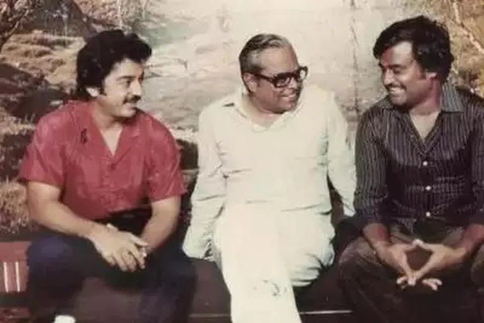 தங்களை அறிமுகப்படுத்திய இயக்குநர் சிகரம் கே. பாலச்சந்தருடன் (நடுவில்) ரஜினிகாந்த், கமலஹாசன்.