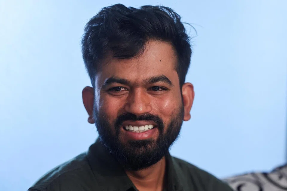 கரப்பான்பூச்சி ஜனதா கட்சியின் தலைவர் அபிஜீத் திப்கே.